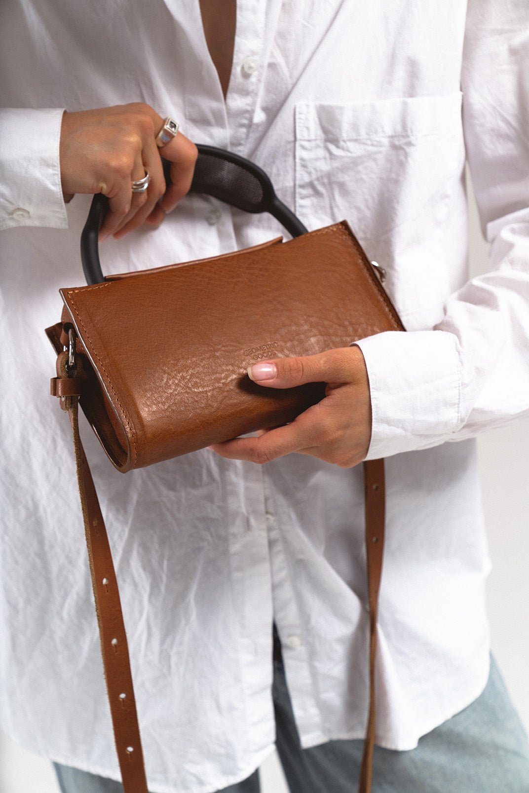 Full - Grain Leather Case for AirPods Max - The Minimalist 3.0 - CAMARABUSSINES