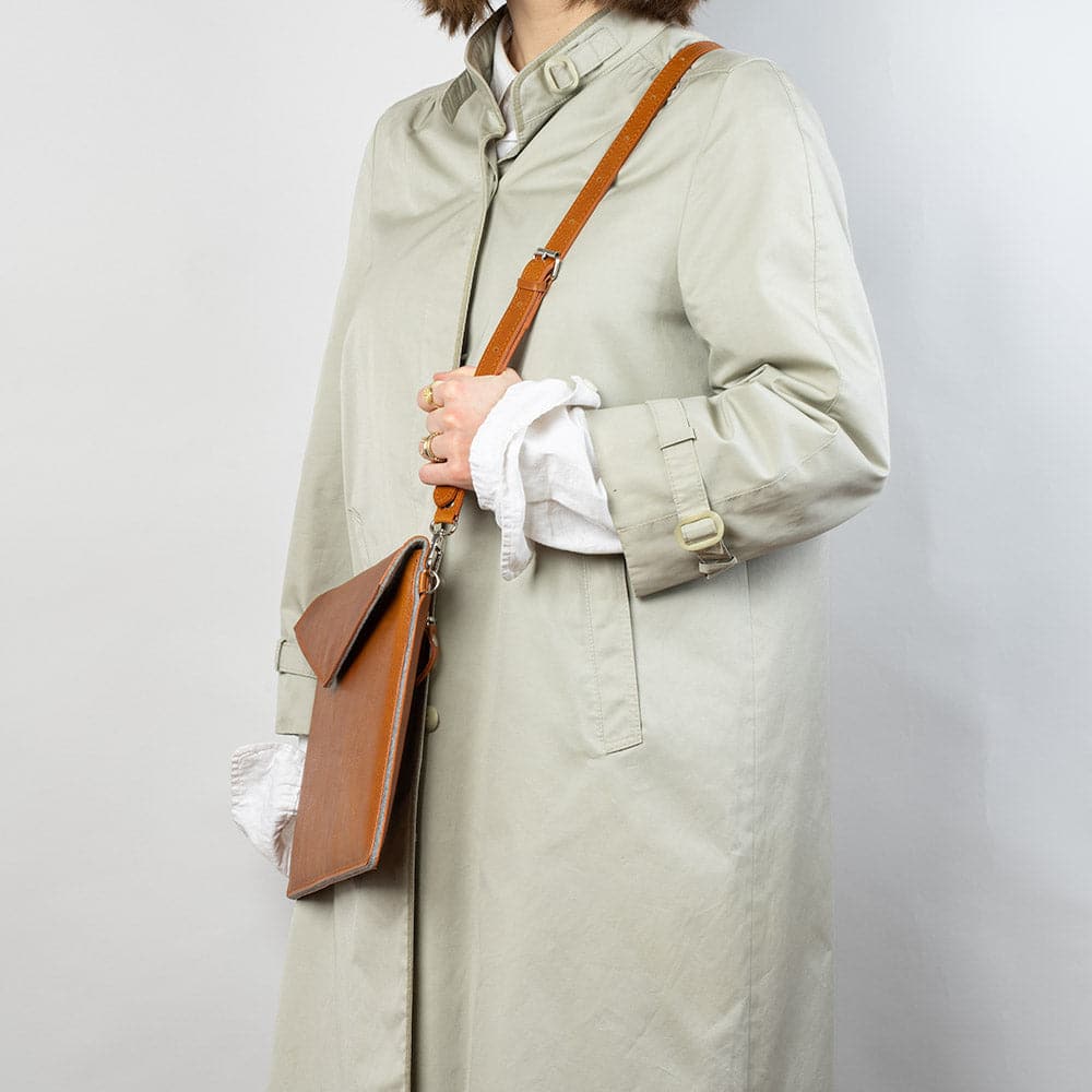 Leather MacBook Bag with Adjustable Strap - CAMARABUSSINES