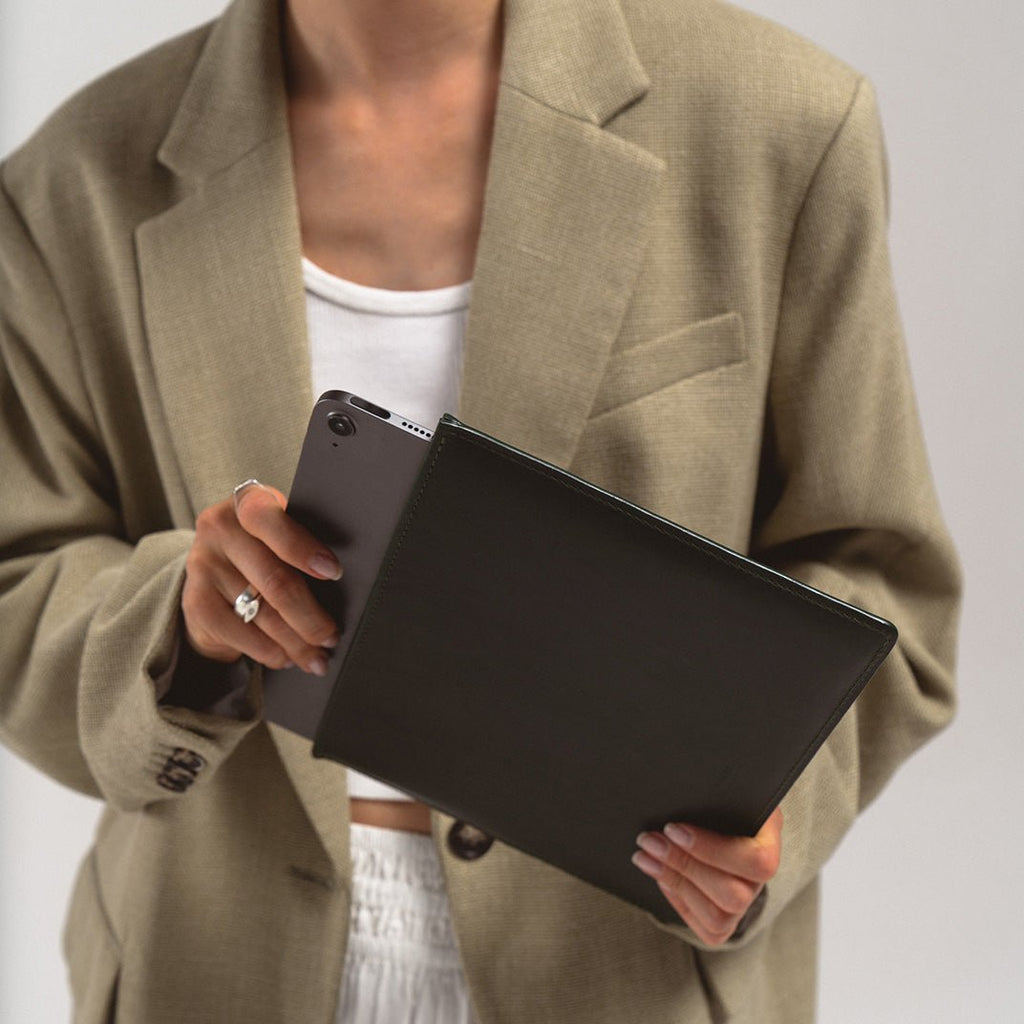 Slim Leather Sleeve for iPad - CAMARABUSSINES