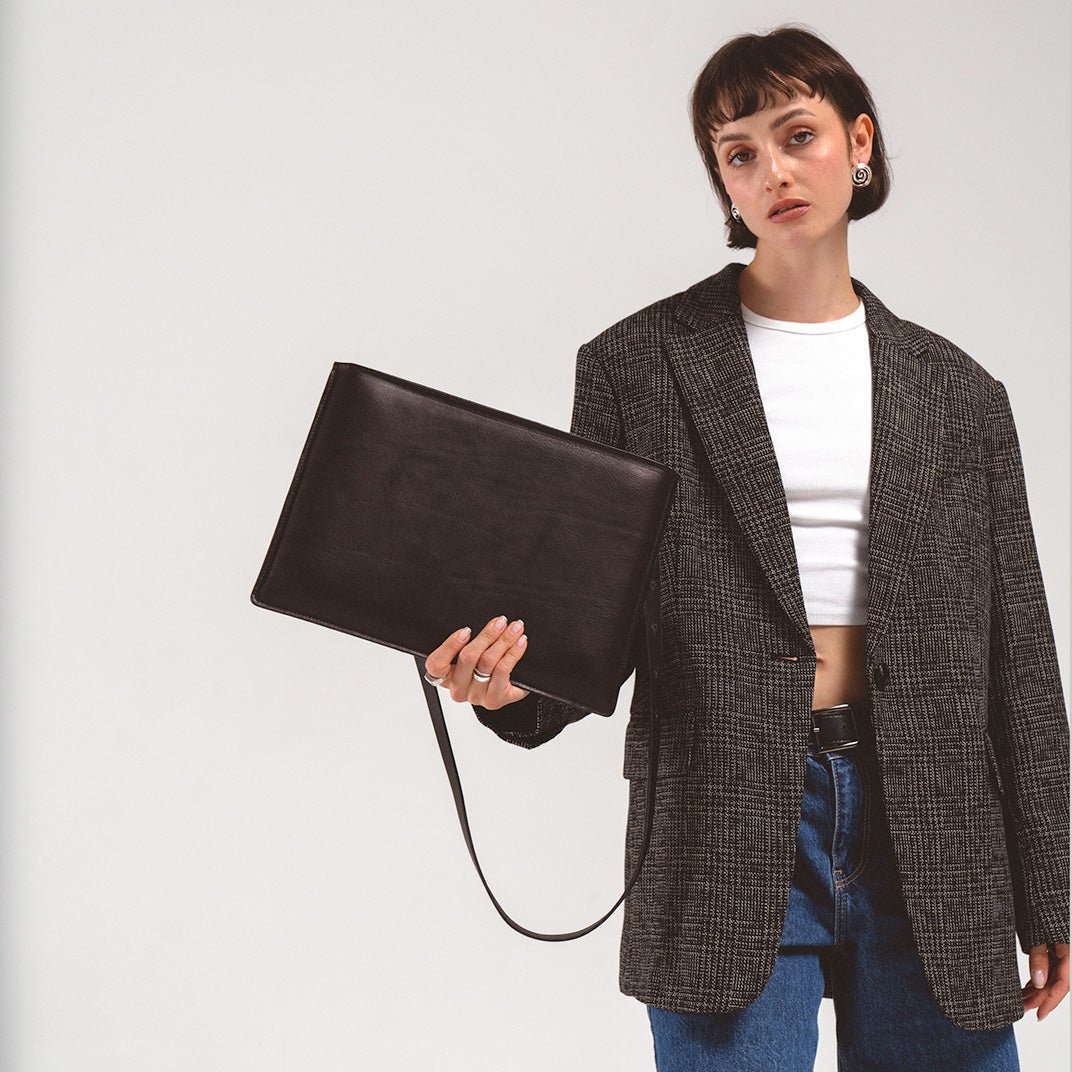 Slim leather sleeve for MacBook - CAMARABUSSINES