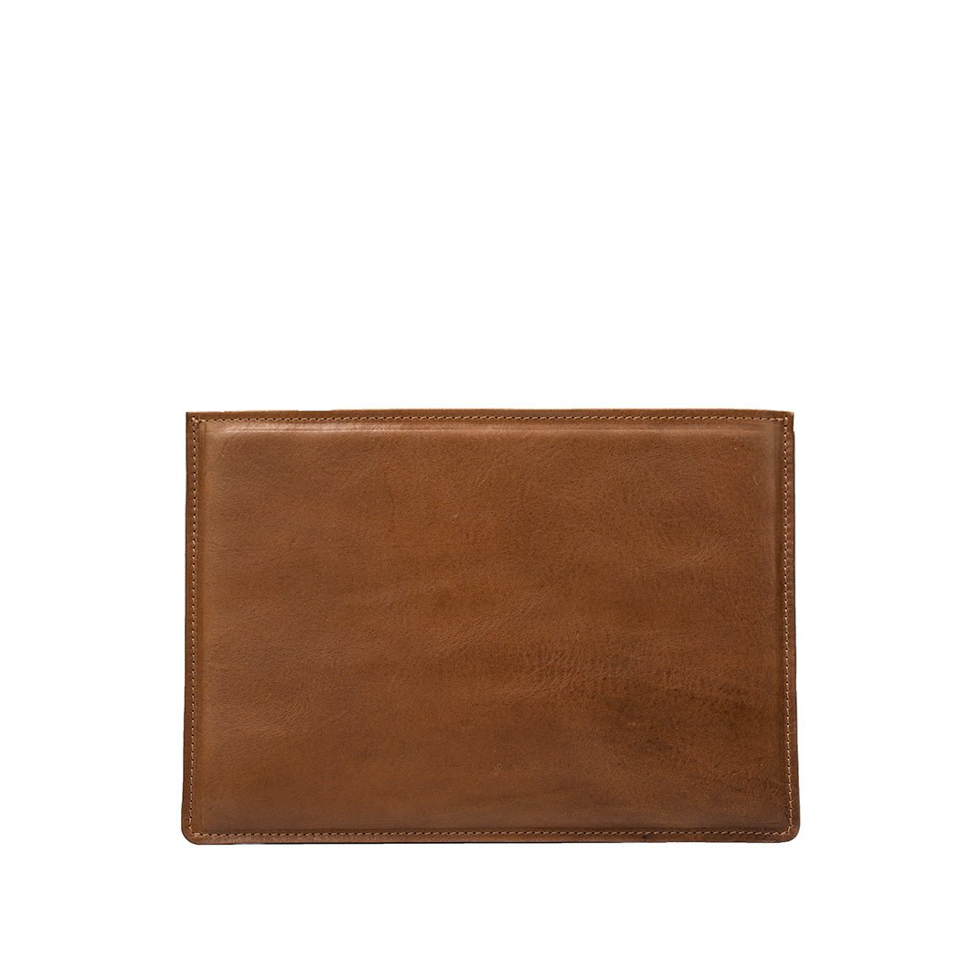 Slim leather sleeve for MacBook - CAMARABUSSINES